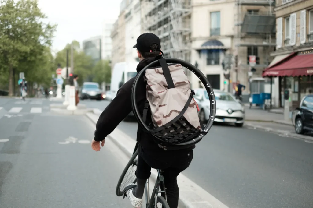 El Fakijoe carrying the finished wheel through the city